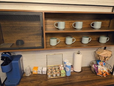 Premier 4BR/2.5BA Home: Across from Great Wolf Lodge & Mins to Six Flags, I-94!