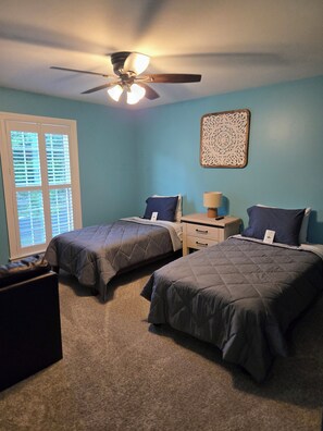 4 bedrooms, iron/ironing board, WiFi, bed sheets