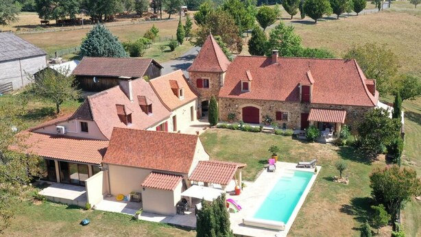 A large estate with multiple buildings, a swimming pool, and a well-maintained lawn. - Gîte du pigeonnier with swimming pool Périgord noir Les hirondelles 5 persons (Saint-Félix-de-Reillac-et-Mortemart)