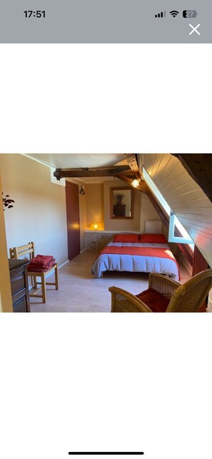 3 bedrooms, iron/ironing board, WiFi, bed sheets