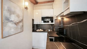Superior Apartment, City View | Private kitchen