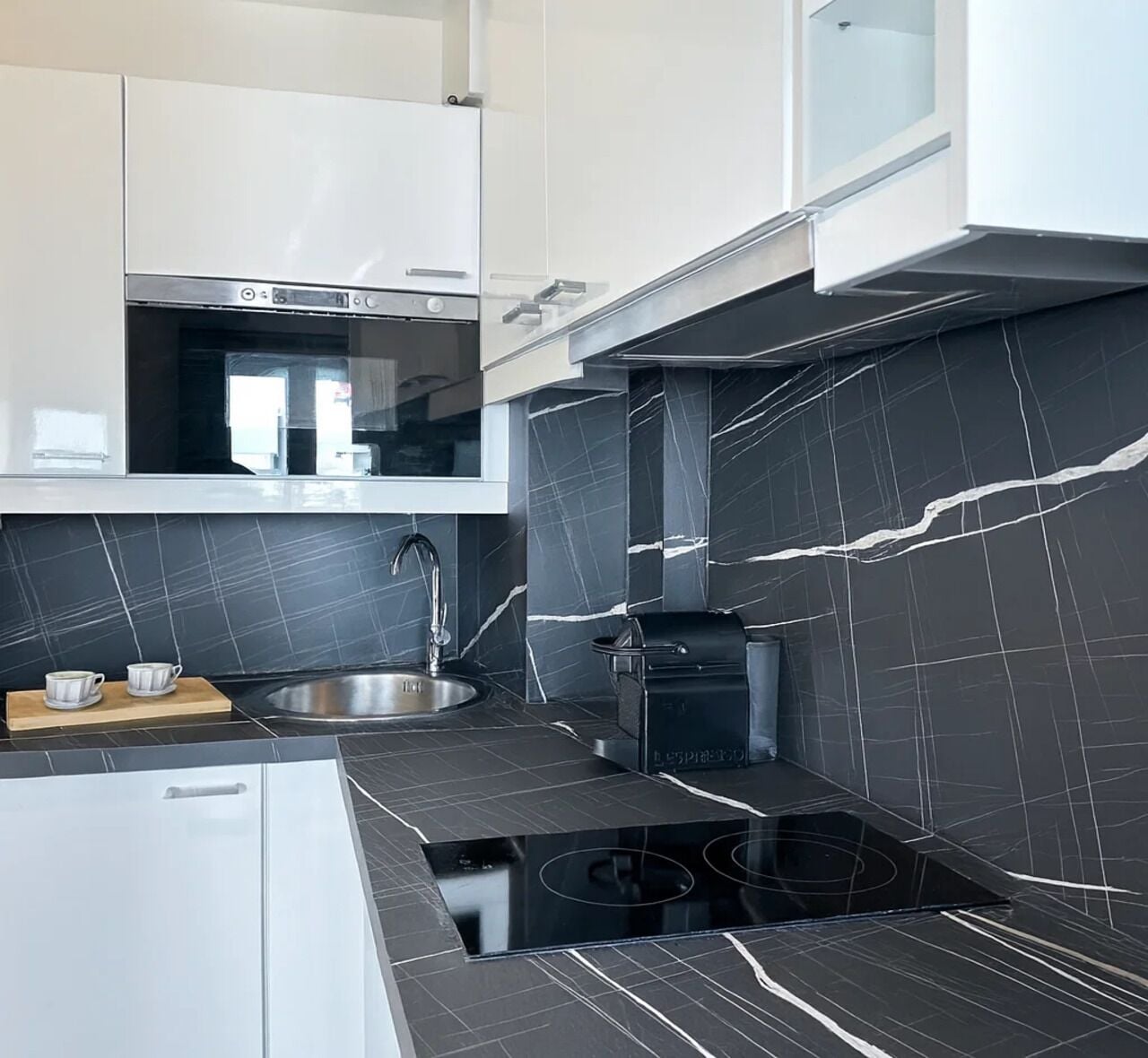 Apartamento superior, vista para a cidade | Cozinha privada | Máquina de café expresso, chaleira elétrica, torradeira, freezer