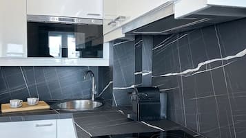 Apartamento superior, vista para a cidade | Cozinha privada | Máquina de café expresso, chaleira elétrica, torradeira, freezer