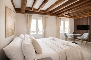 Superior appartement, uitzicht op de stad | Woonruimte | Een 80-cm smart-tv met digitale zenders