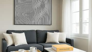 Apartamento superior, vista para a cidade | Área de estar | Smart TV 80 cm com canais digitais