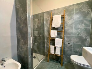 Dusche, Haartrockner, Bidet, Handtücher