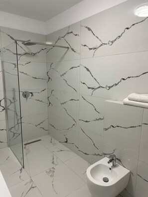 Douche, sèche-cheveux, bidet, serviettes fournies