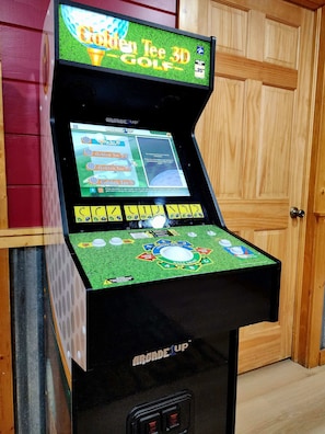 Game room - Luxury Lodge Sleeps 26︱Pool • Pond • Hot Tub (Logan)