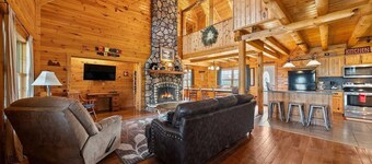 Fun Private Lodge for 18 • Pool • Pond • Hot Tub