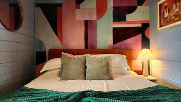 8 bedrooms, desk, iron/ironing board, WiFi