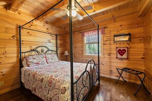 2 bedrooms, desk, iron/ironing board, WiFi - Romantic Log Cabin • Hot Tub • Fireplace • View (Logan)