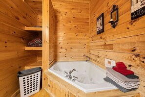 Shower, hair dryer, towels - Romantic Log Cabin • Hot Tub • Fireplace • View (Logan)
