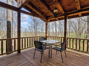 Outdoor dining - Romantic Log Cabin • Hot Tub • Fireplace • View (Logan)