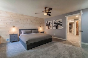 4 habitaciones, escritorio y tabla de planchar con plancha