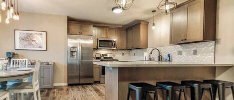 Réfrigérateur, micro-ondes, four, plaque de cuisson