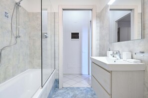 Hair dryer, towels, soap, toilet paper - [10min BGY Airport] Bilo Chic: garage + A/C (Seriate)