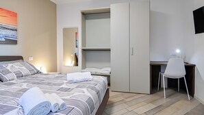 A modern hotel room with a bed, a desk, and a wardrobe. - [10min BGY Airport] Bilo Chic: garage + A/C (Seriate)