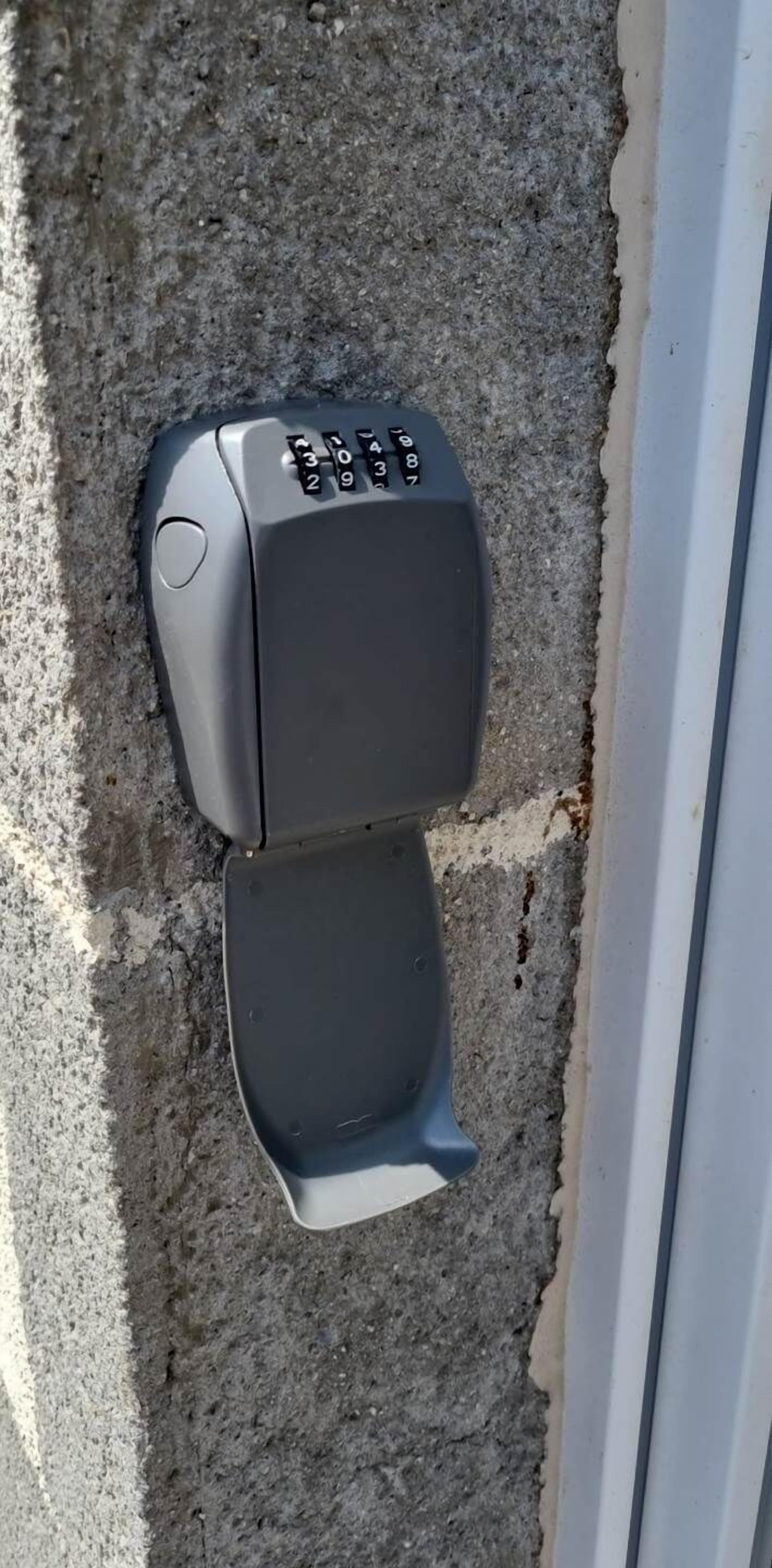 Cerradura electrónica con teclado en una puerta, probablemente para un vehículo o zona segura.