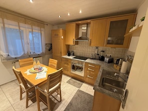 Fridge, microwave, stovetop, dishwasher