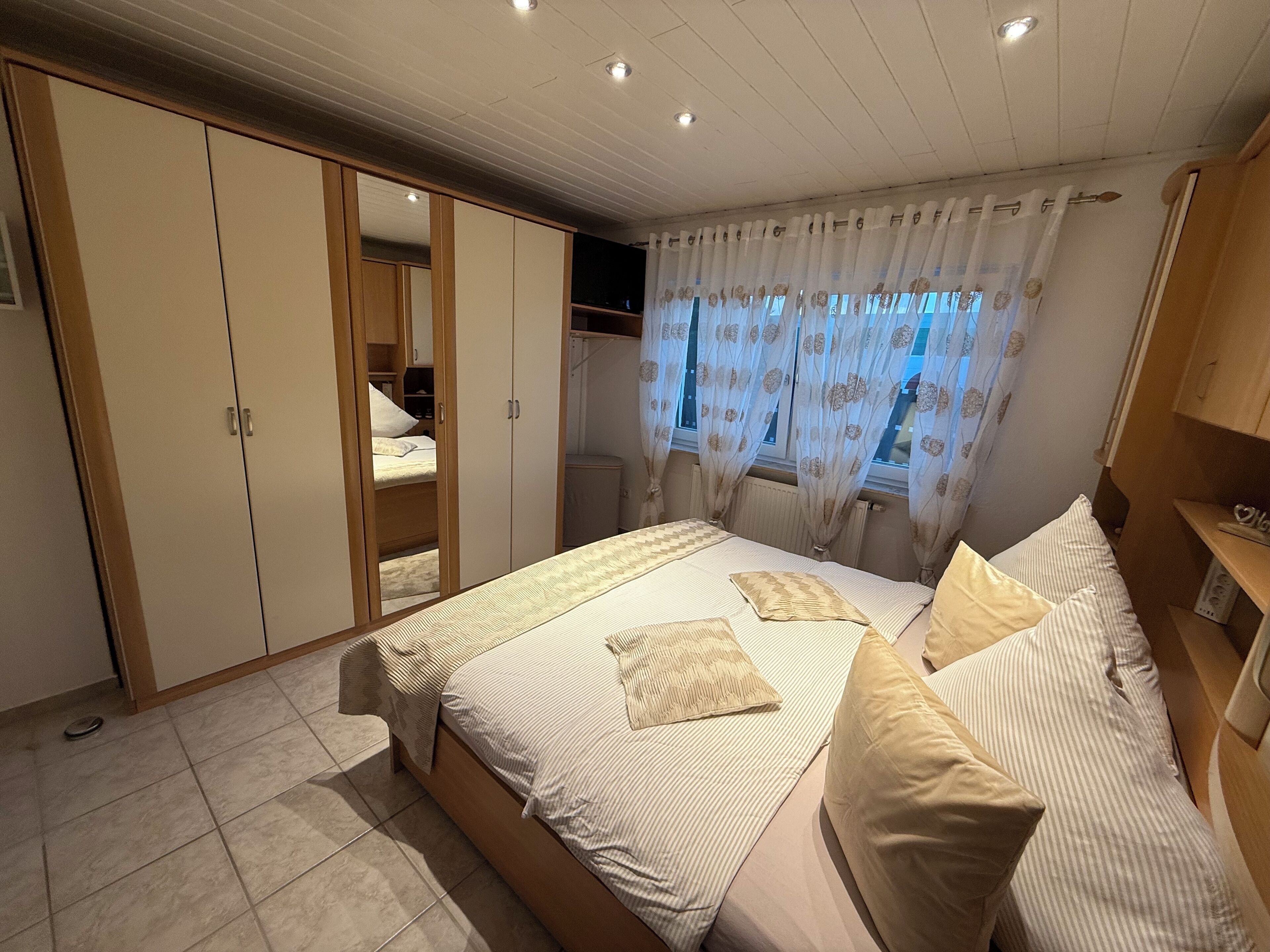 1 sovrum, värdeförvaringsskåp på rummet och skrivbord