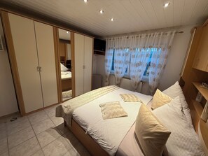 1 間睡房、房內夾萬、書桌、熨斗/熨衫板