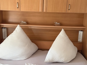 Zimmersafe, Schreibtisch, Bügeleisen/Bügelbrett, Reisekinderbett