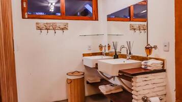 Suíte Piscina | Banheiro | Chuveiro, secador de cabelo (mediante solicitação), toalhas de banho