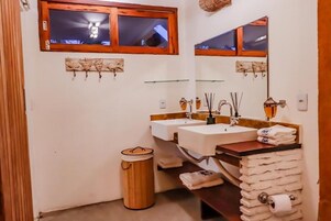 华丽四人房, 阳台, 泳池景观 | 浴室 | 淋浴设施、吹风机、毛巾、肥皂