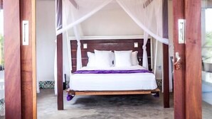 A bed with a canopy, a wooden frame, and a white mattress. - Kite Soul Pousada (Caucaia)