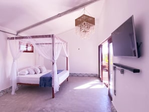 Habitació quàdruple Deluxe, balcó, vistes a la piscina | Llençols de cotó egipci i roba de llit d'alta qualitat