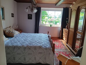 2 bedrooms, iron/ironing board, bed sheets