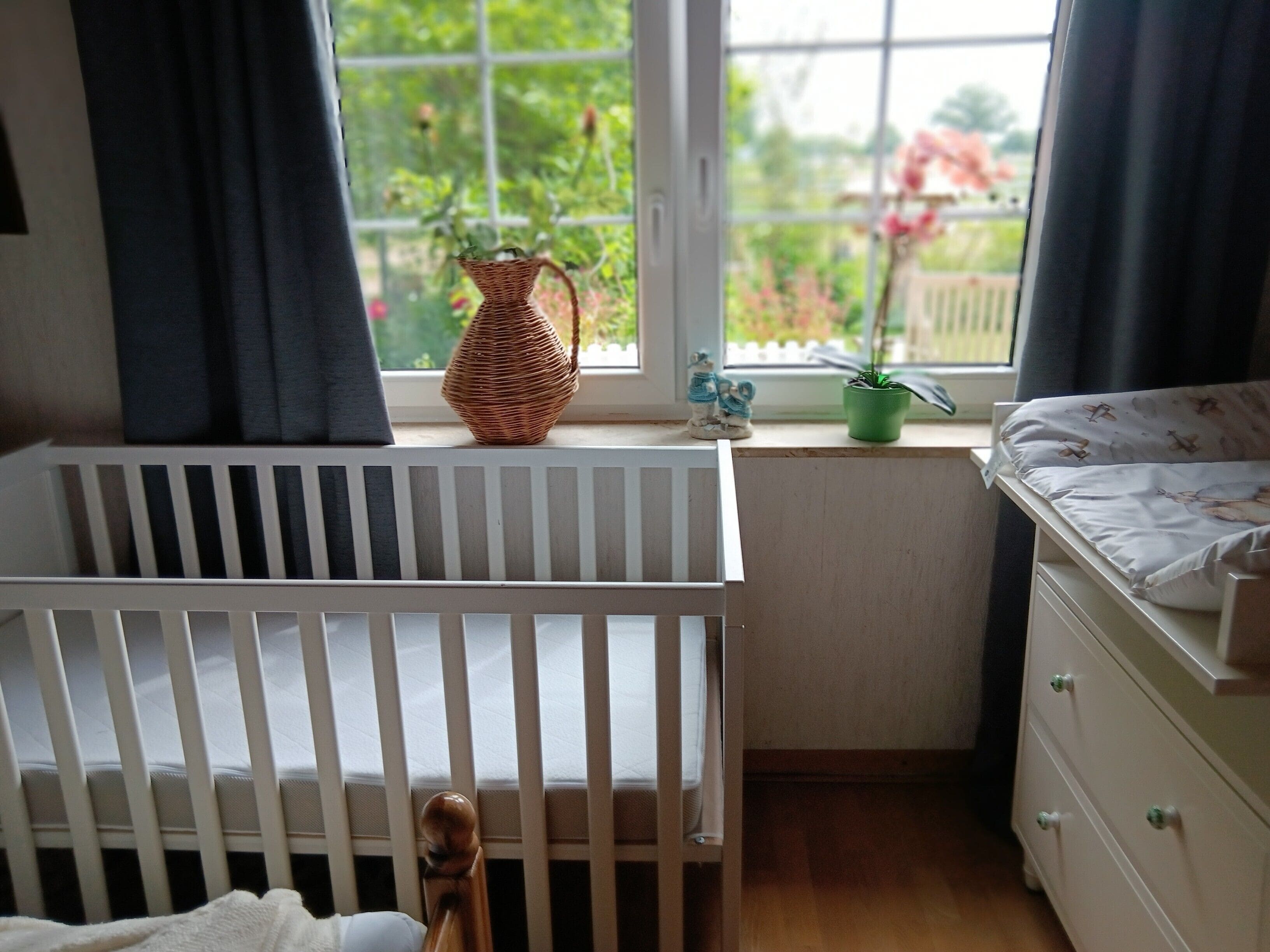 2 habitaciones, tabla de planchar con plancha y ropa de cama 