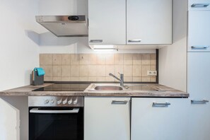 ثلاجة، فرن، موقد طهي مسطح، غسالة أطباق