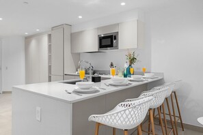 Apartamento Confort | Cocina privada | Frigorífico grande, microondas, horno y placa de cocina