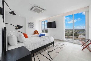 Espacio para trabajar con laptop y wifi gratis 