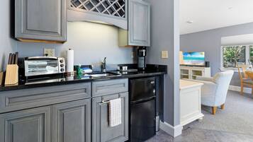 Micro-ondes, cafetiĂšre/bouilloire, grille-pain