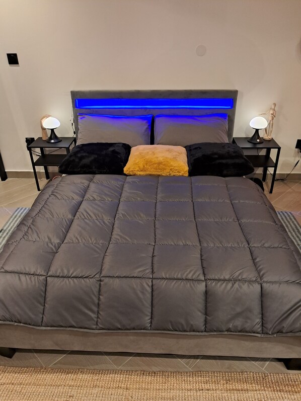 Tabla de planchar con plancha, wifi y ropa de cama 