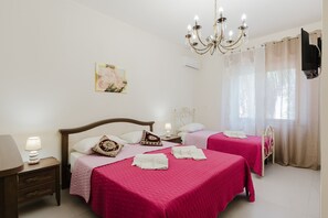 4 bedrooms, iron/ironing board, WiFi, bed sheets