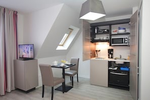 Kühlschrank, Mikrowelle, Herdplatte, Geschirrspüler