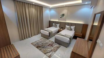 Twin kamer | Een kluis op de kamer, een laptopwerkplek, verduisterende gordijnen