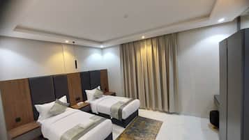 Twin kamer | Een kluis op de kamer, een laptopwerkplek, verduisterende gordijnen