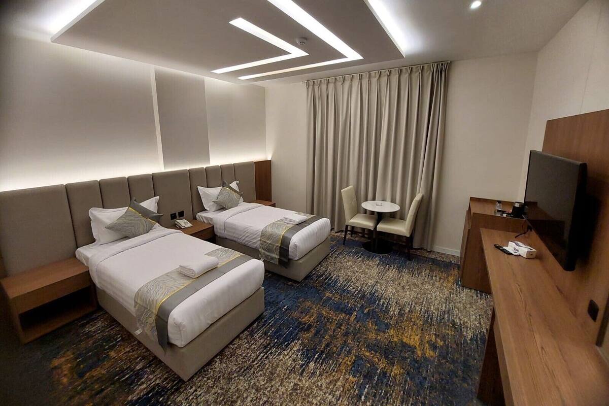 Caja de seguridad en la habitación y espacio para trabajar con laptop