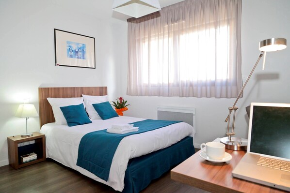 Iron/ironing board, travel cot, free WiFi