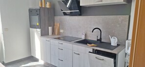 Kylskåp, spishäll, diskmaskin och kaffe- och tebryggare