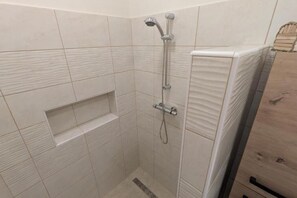Shower, hair dryer, towels, toilet paper