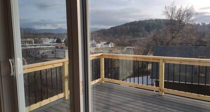 Mountain Retreat-Scenic Views-Charming 3-bedroom House-WiFi, AC, Family Room
