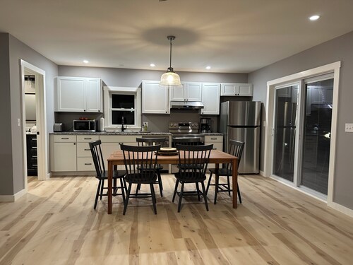 Mountain Retreat-Scenic Views-Charming 3-bedroom House-WiFi, AC, Family Room