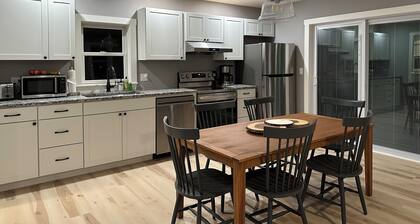 Mountain Retreat-Scenic Views-Charming 3-bedroom House-WiFi, AC, Family Room