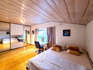 6 bedrooms, desk, free WiFi, bed sheets