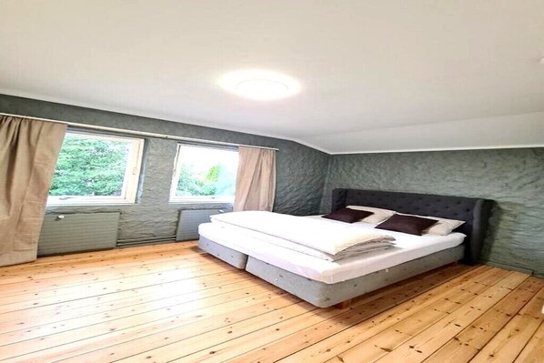 6 bedrooms, desk, free WiFi, bed sheets